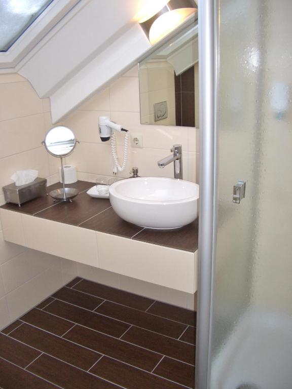 Hotel Schwarzenbergs Traube Glottertal Room photo